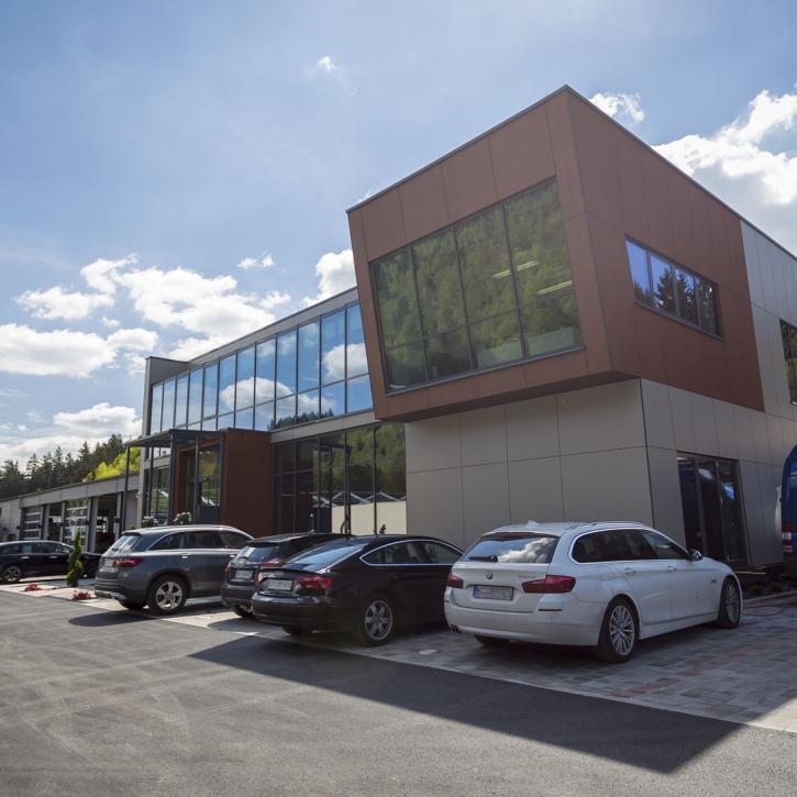 Eingangsbereich und Parkplatz im neuen Firmensitz Wallenfels